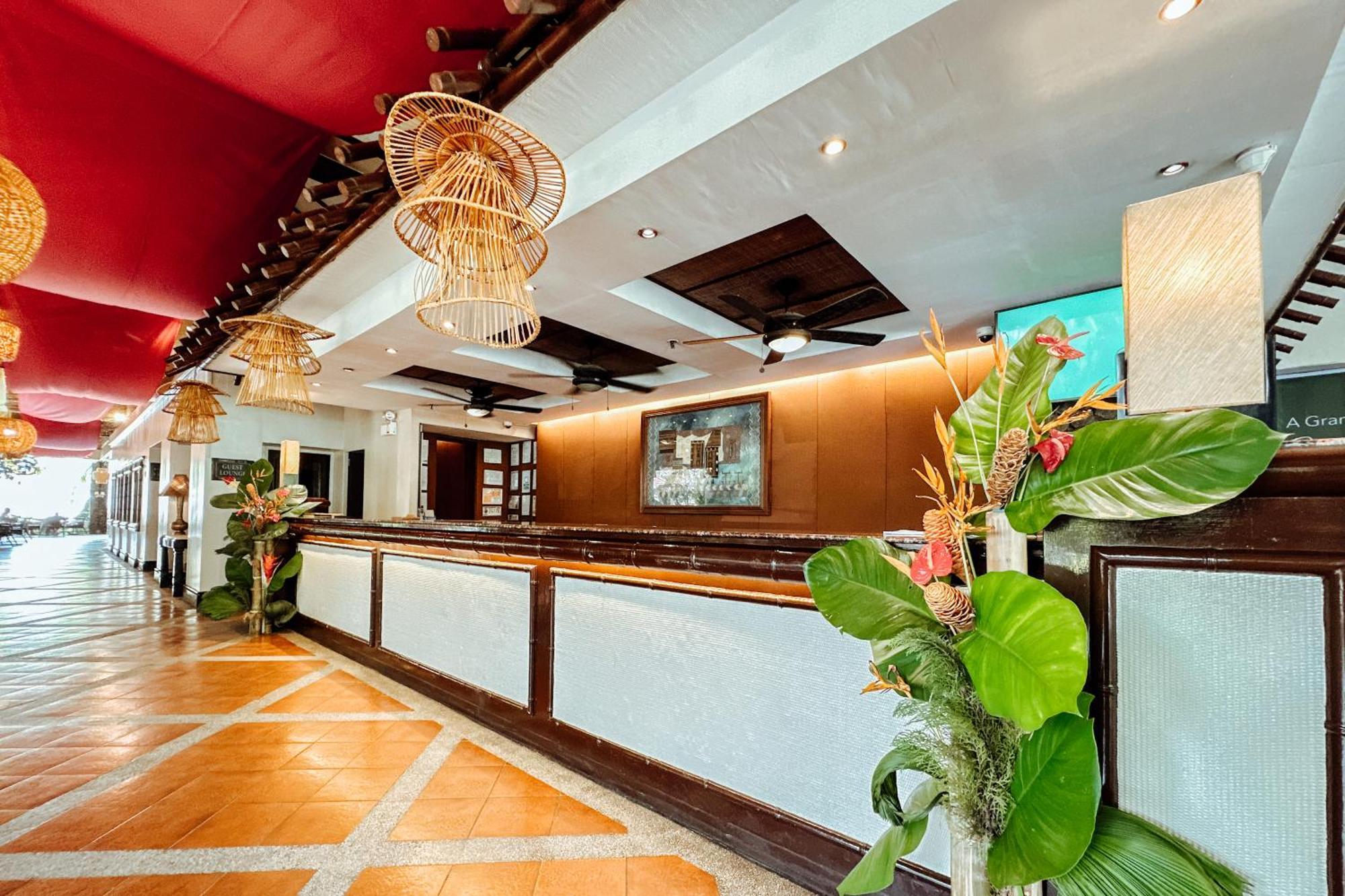 Waterfront Insular Hotel